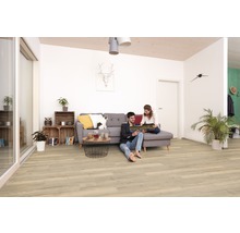 Living cu podea deschisă la culoare, canapea și două persoane