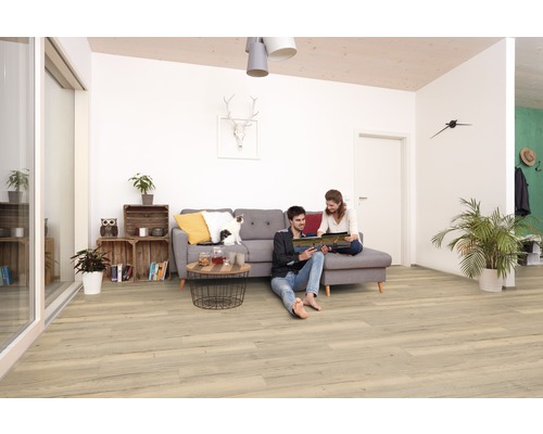 Living cu podea deschisă la culoare, canapea și două persoane