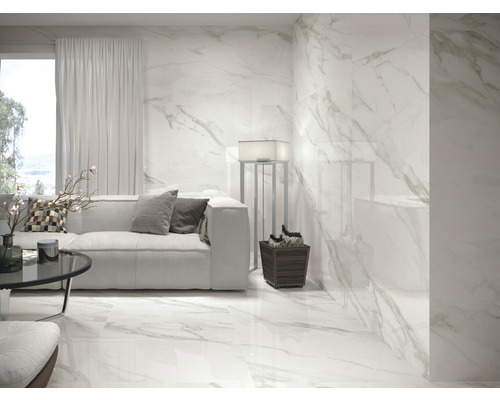 Living luminos cu gresie și faianță cu aspect de marmură, canapea și decorațiuni