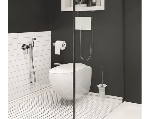 Baie modernă cu toaletă suspendată, duș pentru bideu și gresie cu model
