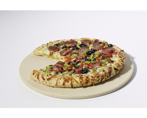 Pizza cu salam, măsline și ardei gras pe o piatră pentru pizza