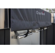 Logo Char-Broil pe o husă de grătar peste mânere din oțel inoxidabil