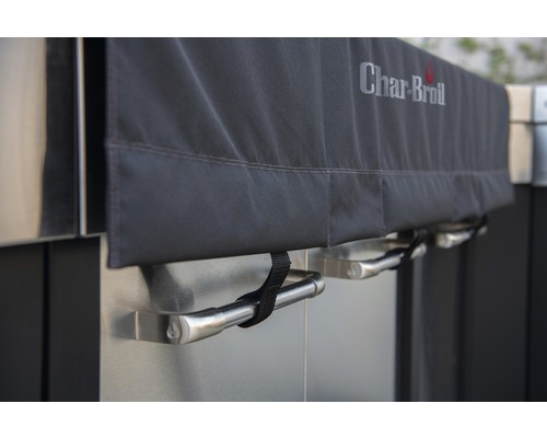 Logo Char-Broil pe o husă de grătar peste mânere din oțel inoxidabil