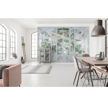 Living luminos cu fațadă vitrată, masă de sufragerie, scaune și decorațiuni