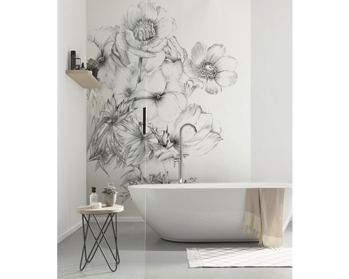 Baie luminoasă cu cadă independentă și design floral pe perete