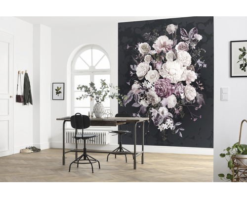 Cameră decorativă cu fototapet negru cu model floral, o masă, scaune și plante