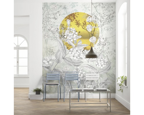 Cameră de zi cu fototapet cu motiv floral și cerc auriu