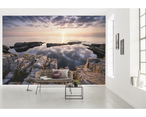 Tapetă foto cu motiv de coastă stâncoasă într-o cameră luminoasă