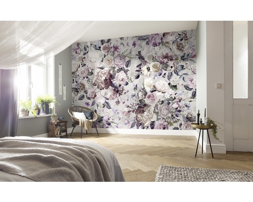 Dormitor cu fototapet cu model floral, într-un design luminos și spațios