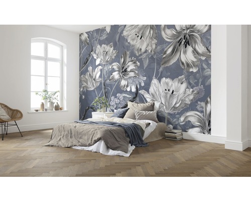 Dormitor cu fototapet floral, pat și parchet