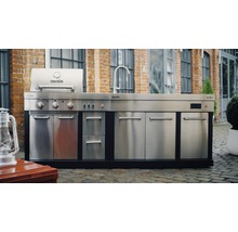 Bucătărie de exterior cu grătar, chiuvetă și dulapuri din oțel inoxidabil pe un fundal cu zid de cărămidă