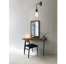 Interior cu un birou, o oglindă și o lampă de perete.