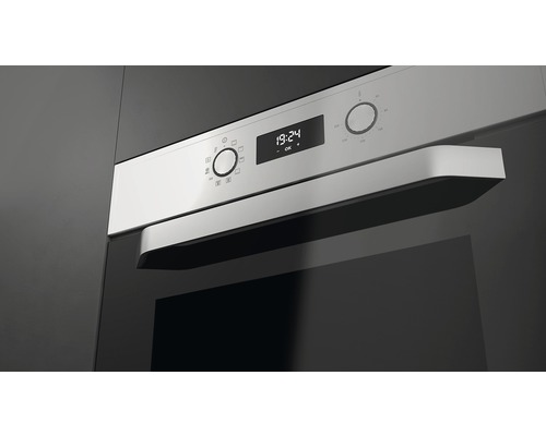 Prim-plan cuptor încorporabil cu afișaj digital și butoane de control