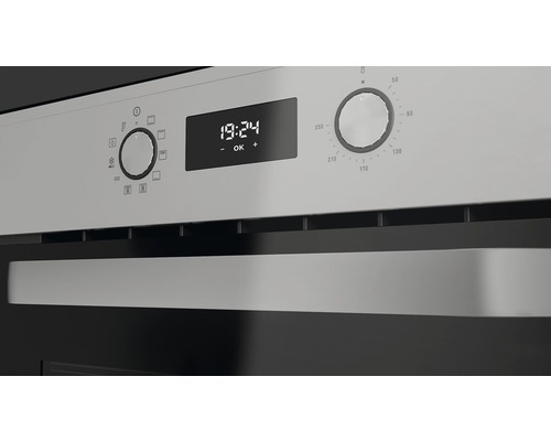 Prim-plan al unui cuptor cu comenzi și afișaj digital