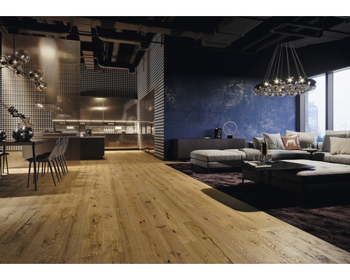 Spațiu de locuit cu podea din lemn, bucătărie și zonă de relaxare