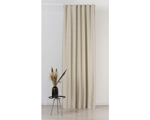 Perdea decorativă lângă o măsuță laterală cu vază și flori uscate.