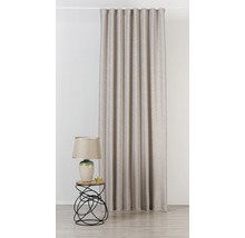 Cortină în cameră cu masă și lampă