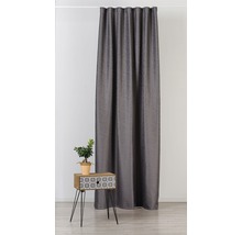 Șaluri decorative din material textil lângă o noptieră cu plantă la ghiveci