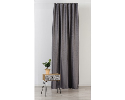 Șaluri decorative din material textil lângă o noptieră cu plantă la ghiveci