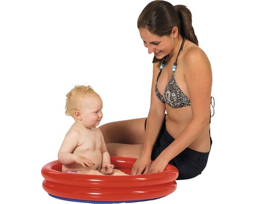 Mamă și copil se joacă într-o piscină gonflabilă pentru copii