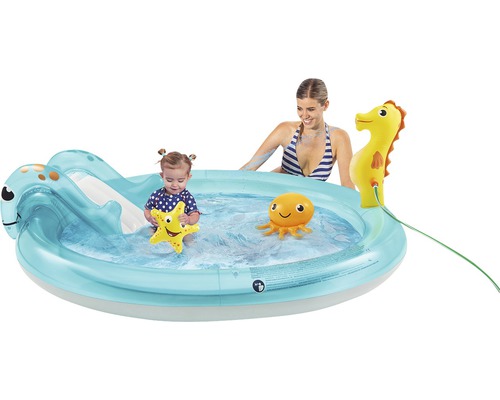 Bazin de joacă cu tobogan, stropitoare de apă în formă de căluț de mare, mamă și copil în apă cu jucării