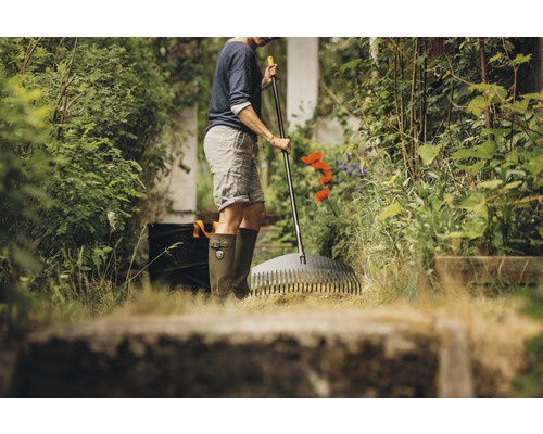 Scenă de grădinărit cu greblă de frunze și grădinar