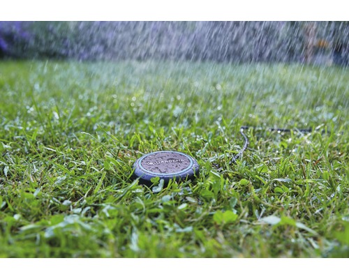 Sigla Gardena pe un aspersor de gazon folosit pe o peluză