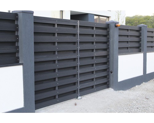 Poartă dublă din plastic cu lamele orizontale ca intrare în proprietate