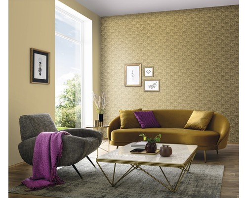 Cameră de zi cu canapea, fotoliu, măsuță de cafea și tapet cu model