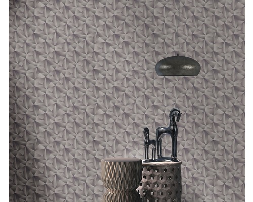 Cameră de zi cu tapet geometric, lampă și decorațiuni pe o măsuță laterală.