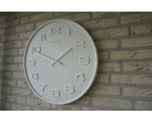 Nextime Logo Ceas de perete rotund pe perete de cărămidă