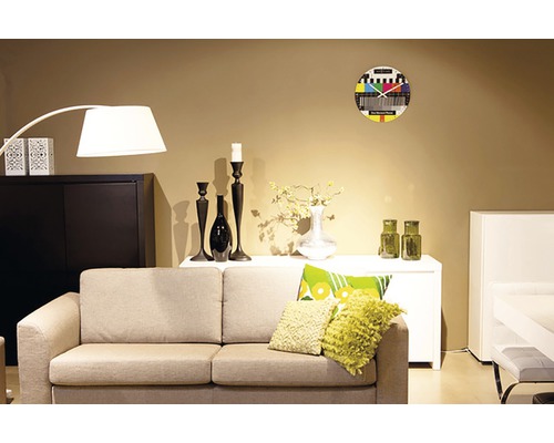 Living cu canapea, dulap, lampadar și ceas de perete