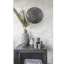 Interior decorativ cu dulap, ceas de masă, vază, lumânări și ornament