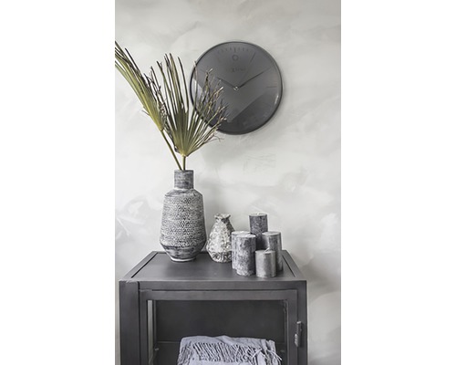 Interior decorativ cu dulap, ceas de masă, vază, lumânări și ornament