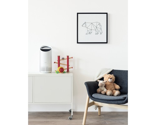 Imagine dintr-o cameră cu purificator de aer, jucării și fotoliu