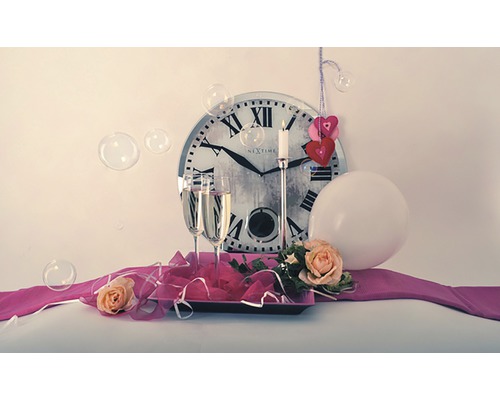Decorație cu ceas, pahare de șampanie, lumânare, balon și trandafiri