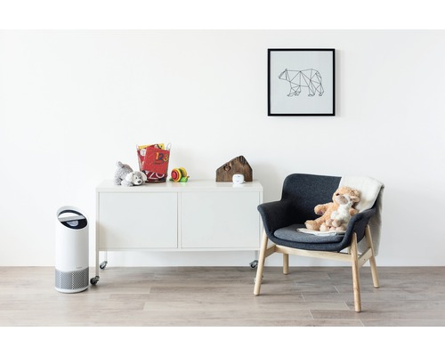 Cameră de copii cu purificator de aer, comodă și fotoliu