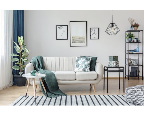 Living cu canapea, masă, raft și decorațiuni într-o atmosferă luminoasă și prietenoasă.