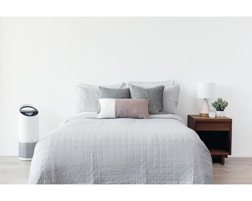 Dormitor cu pat, noptieră și purificator de aer