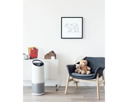 Cameră de zi cu purificator de aer, scaun și decorațiuni