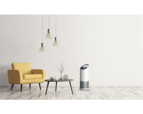 Cameră de zi cu fotoliu, masă, lămpi suspendate și purificator de aer