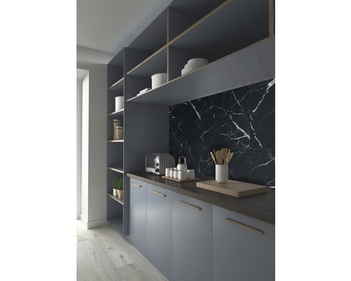 Scenă de bucătărie cu dulapuri, rafturi, blat și ustensile de bucătărie