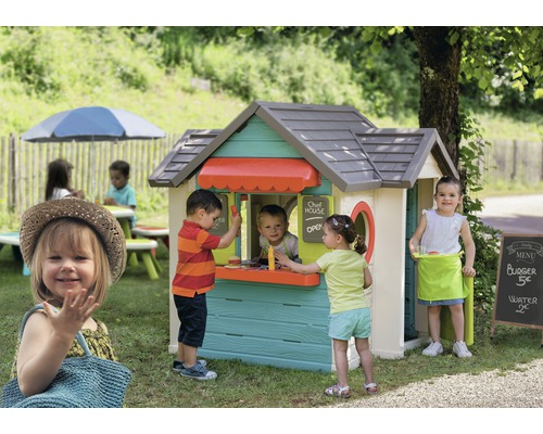 Căsuță de joacă cu copii în grădină