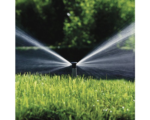 Sistem de irigare aspersor în funcțiune pe gazon