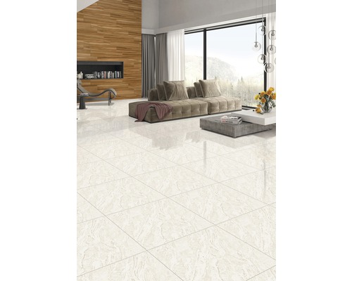 Cameră de zi luminoasă cu podea cu gresie, canapea și fațadă de ferestre