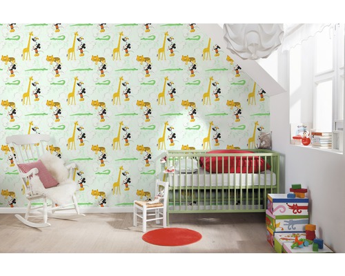 Cameră pentru copii cu tapet cu tematică de junglă, incluzând girafe, crocodili, tigri și Mickey Mouse