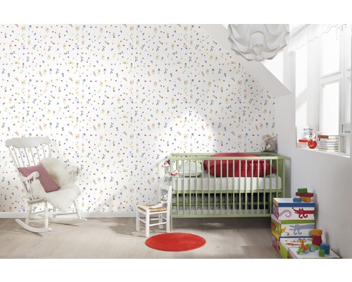 Cameră de bebeluș cu tapet cu model, pătuț și balansoar