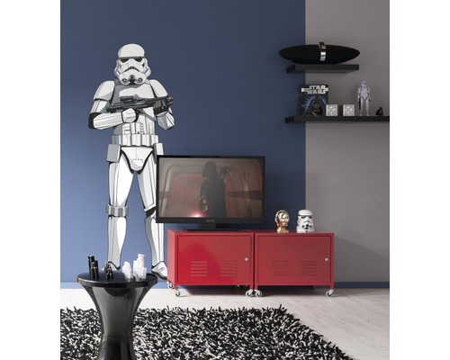 Living modern cu decorațiuni Star Wars: autocolant de perete Stormtrooper, dulap TV roșu și covor negru