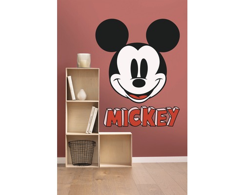 Autocolant de perete Mickey Mouse lângă un raft de lemn