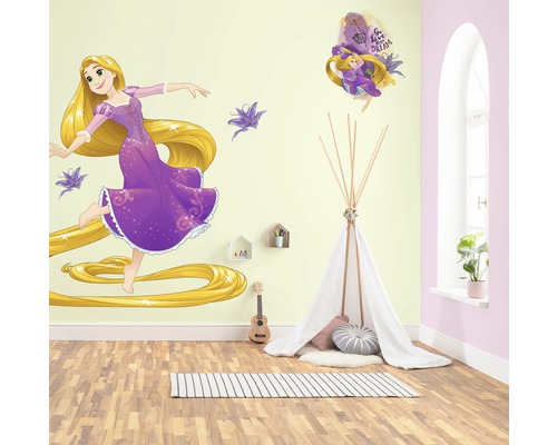 Cameră de copii cu autocolante de perete cu Rapunzel, cort de joacă și decorațiuni